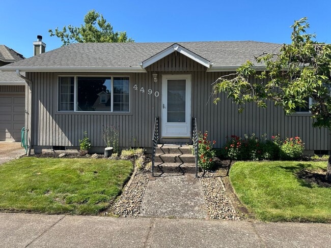 Building Photo - Large 2 bedroom 2 bathroom duplex with garage!