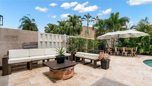 Building Photo - 321 SW 194th Ave