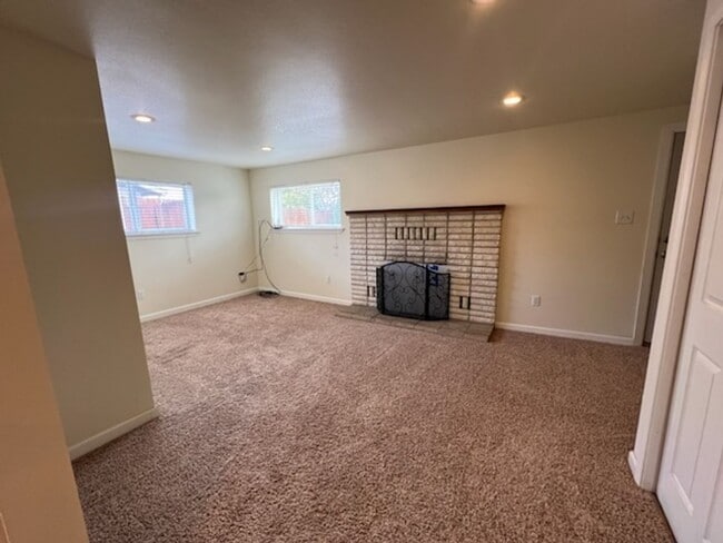 Building Photo - SPACIOUS 4 bed/2 bath home in desired location with double garage, fenced back yard!