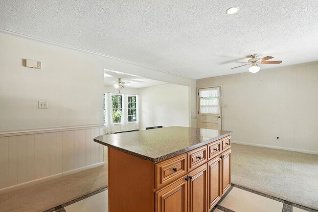 Building Photo - Charming 3BR 1 BTH Home with Inground Pool...