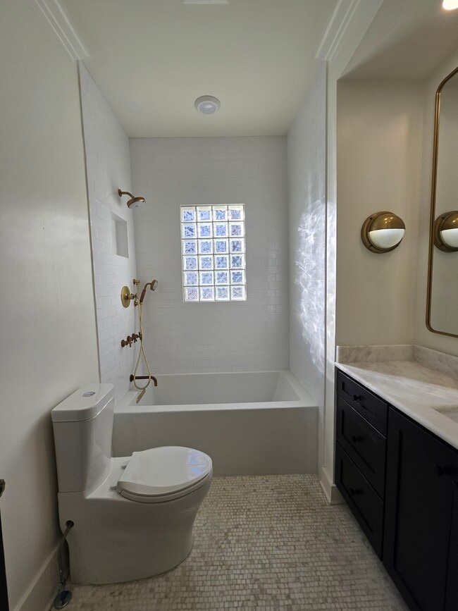 Building Photo - 1514 Sweetbriar Ave