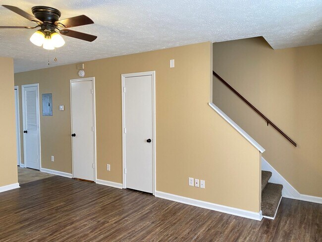 Building Photo - 3865 Northeast Dr