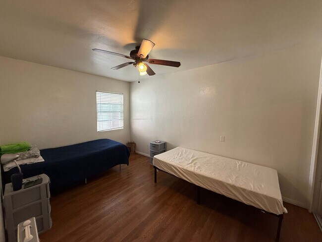 Building Photo - Large 5 Bed 3 Bath Home on East Falls - Popular Street Close to Campus!!!