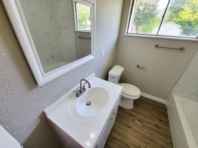 Building Photo - RECENTLY REMODELED 3 BEDROOM LEASE HOME