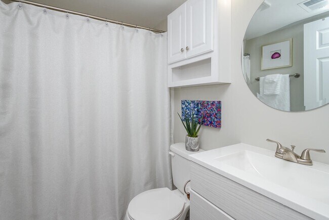 Building Photo - 1002 Windsong Cir