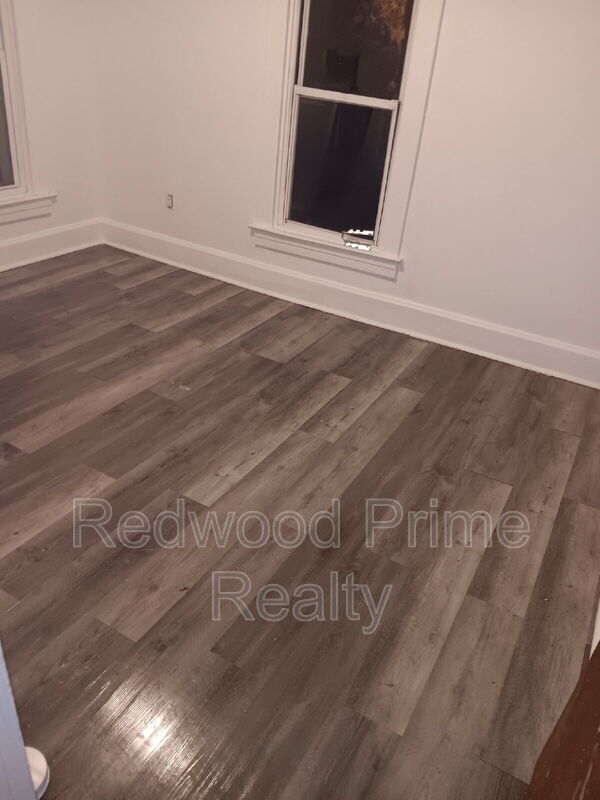 Building Photo - 534-536 Russell Ave