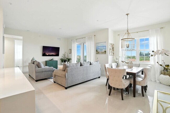Building Photo - 15900 Royal Pointe Ln