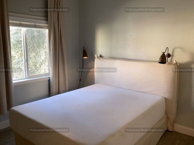 Building Photo - Wine Country Living at Its Finest