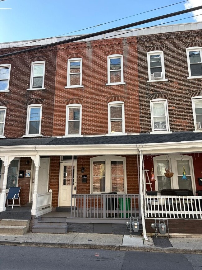 Building Photo - 948 W Maple St