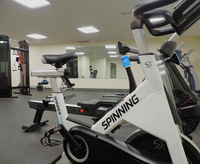 Building Photo - Stylish 1-Bed • 819 Sq. Ft. • Free Interne...