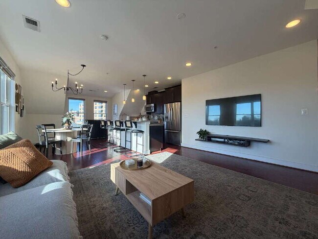 Building Photo - 1107 S Walter Reed Dr