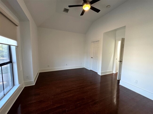 Building Photo - 824 Birdsall St