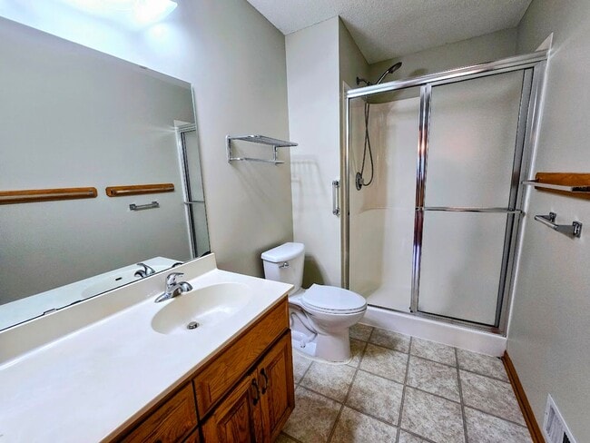 Building Photo - Charming 2-Bedroom, 2-Bathroom Home with Sunroom & Patio in Woodbury, MN