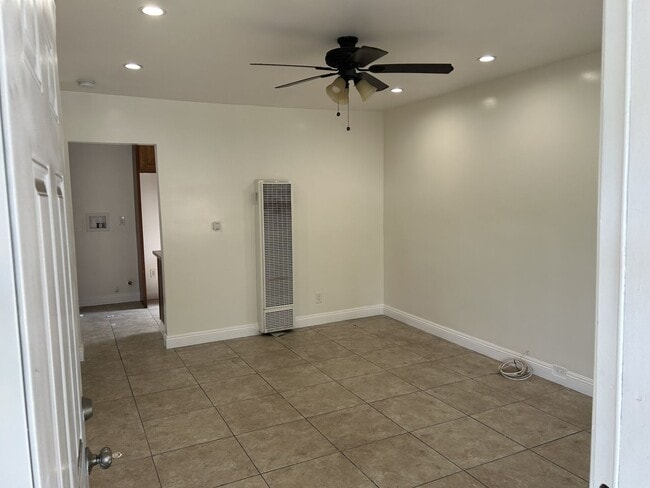 Building Photo - 1402 E 57th St