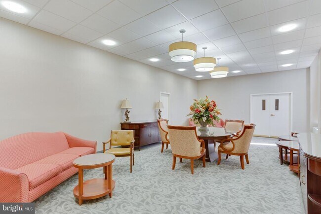 Building Photo - 3705 S George Mason Dr