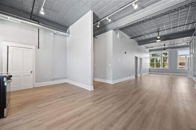 Building Photo - 208 E Main St