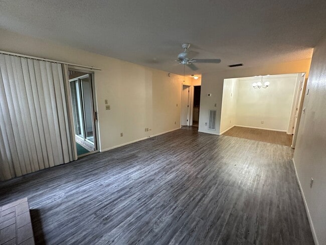 Building Photo - Stunning 1 Bedroom Condo in Pet-Friendly A...