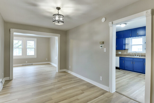 Building Photo - 830 S 50th St