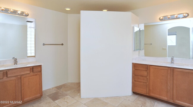 Building Photo - 12866 N High Hawk Dr