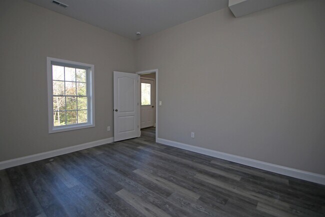 Building Photo - 2060 Willow Hill Dr