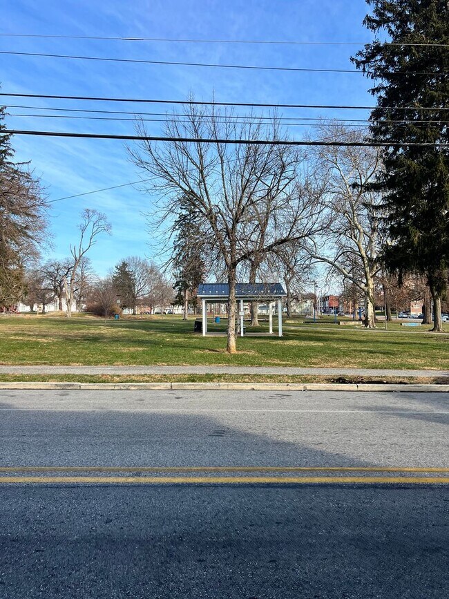 Building Photo - 3 Bedroom 1 Bath Home Available