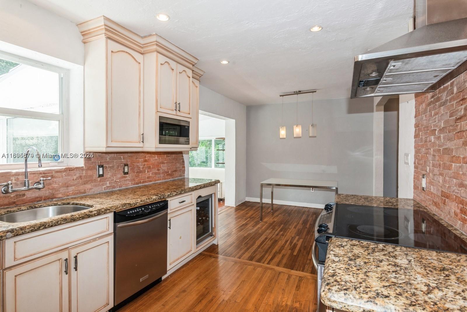 Building Photo - 1225 Tangier St