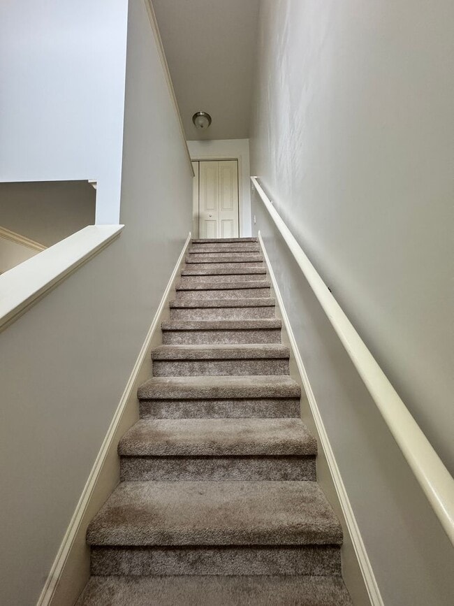 Building Photo - Beautiful Townhome with a Spacious Layout!