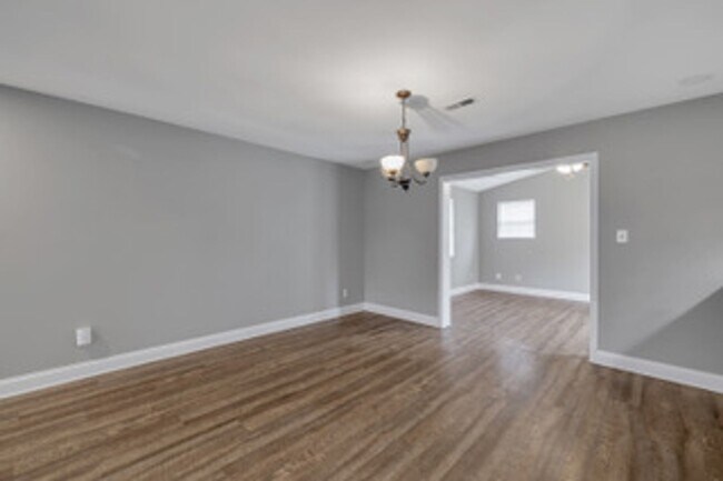 Building Photo - Knoxville 37912 - 3 bedroom 2 bath - call Kathy Leveille 865-556-0370