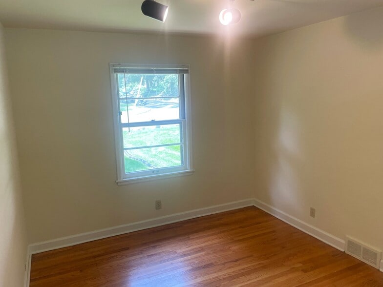 Building Photo - 409 Palomino Ln