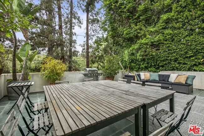 Building Photo - 27 Latimer Rd