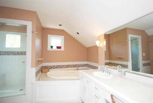 Building Photo - 412 Hilldale Dr
