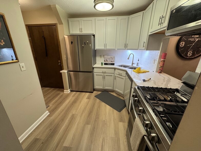 Kitchen - 7500 Cahill Rd