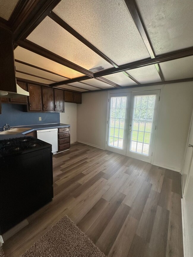 Building Photo - 3 bed, 1 bath, 1 car garage