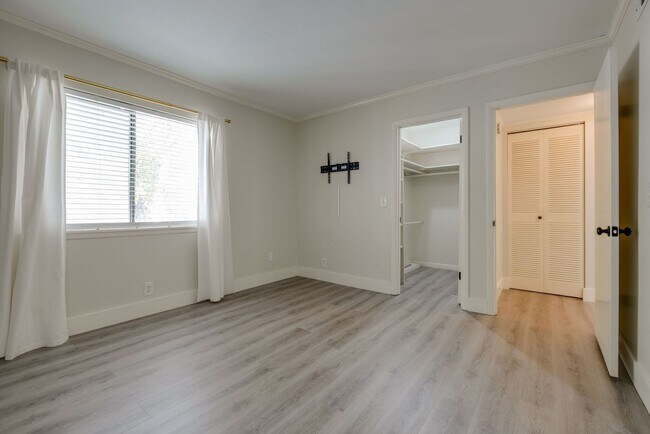 Building Photo - Beautifully renovated 1 bed, 1 bath Condo ...