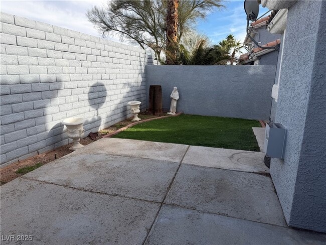 Building Photo - 8432 Pacific Fountain Ave