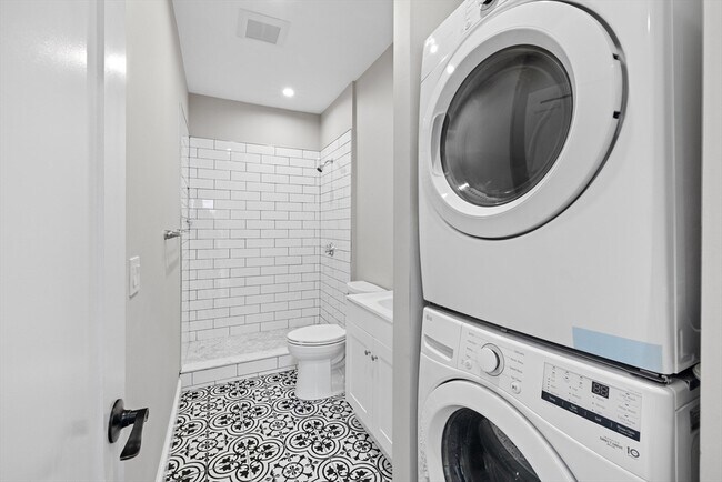 Building Photo - 921-923-923 E Broadway