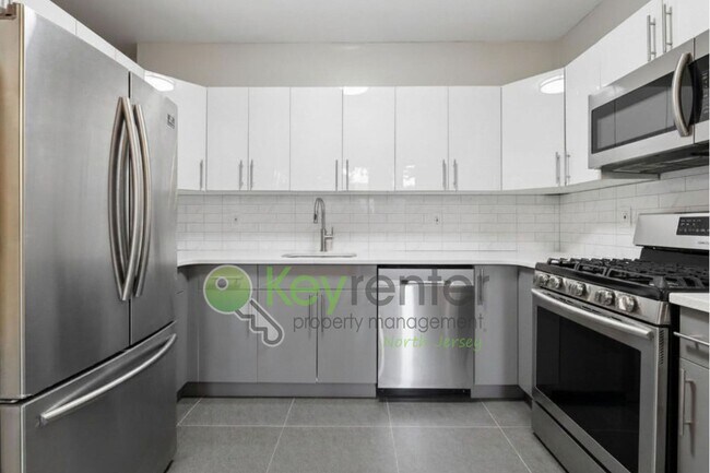 Building Photo - Spacious 2BR/2BA Duplex in Gated Community with Parking, Washer/Dryer & NYC Skyline Views