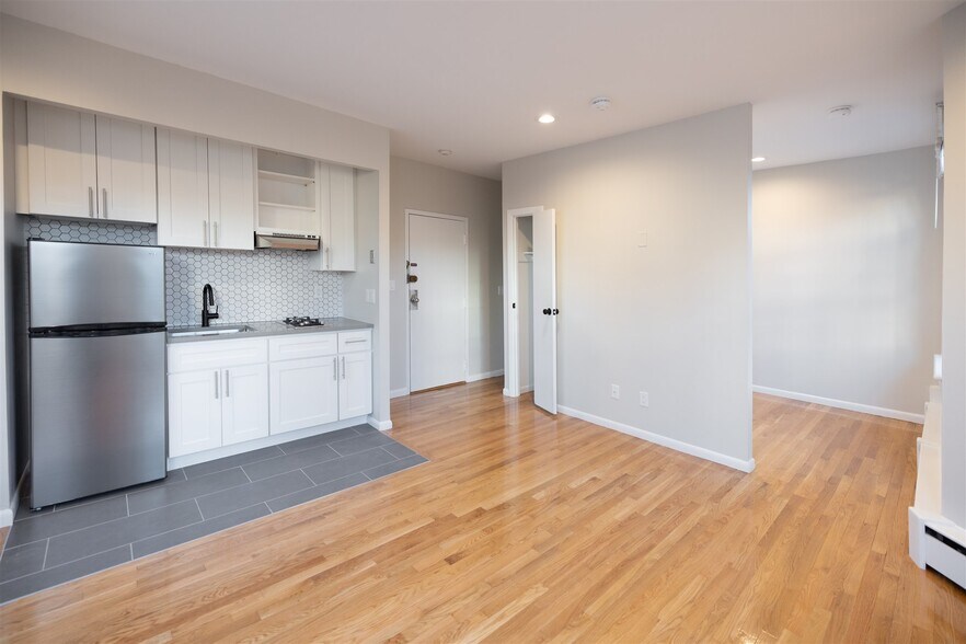 Building Photo - 158-161 Saint Botolph Unit 7F
