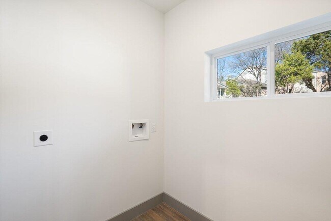 Building Photo - 2450 Wickersham Ln