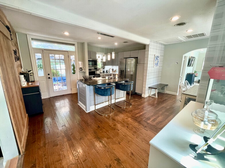 Primary Photo - 3319 W Paul Ave