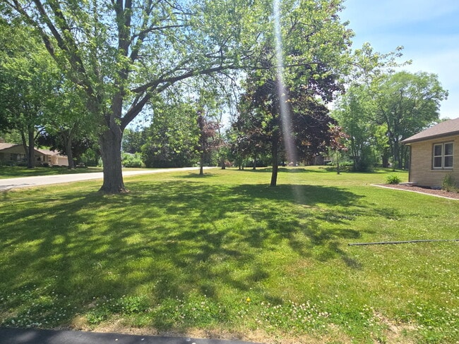 Building Photo - 2315 S Lombardy Ln