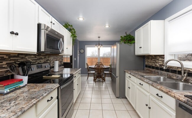Building Photo - 3bd/2ba home available in December