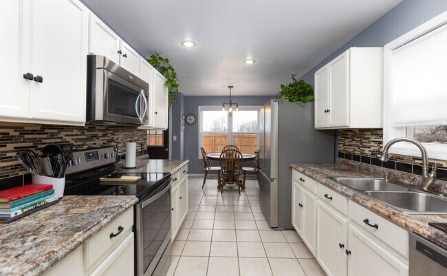 Building Photo - 3bd/2ba home available in November