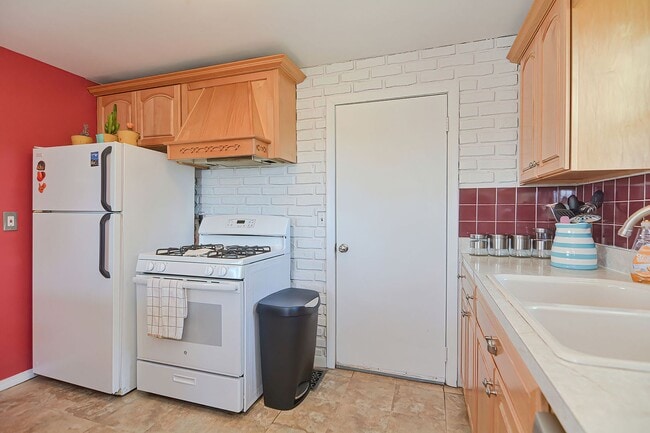 Building Photo - Winter Rental: Ryal Side in Beverly (Utilities Included)
