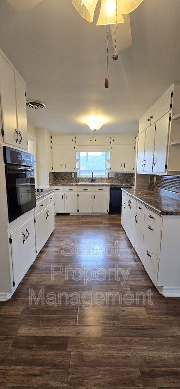 Building Photo - 2425 White Oak Ave