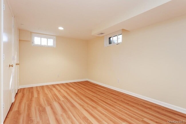 Building Photo - 7 Susan Ct