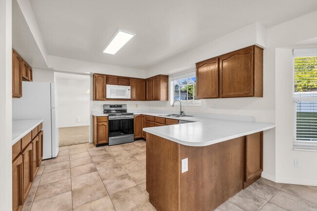 Building Photo - 5BR Sandy Home w/ NEW Flooring, Huge Basement & Large Backyard