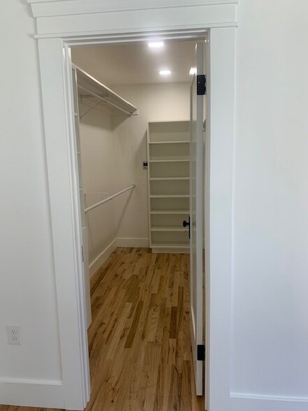 Building Photo - 435 E Yale Ave