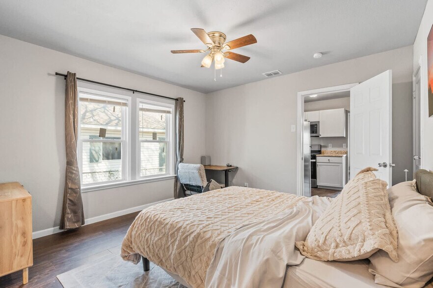 Building Photo - 1004 E Powell Ave