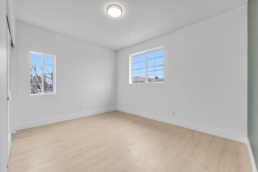 Building Photo - 16385 Valencia Ave